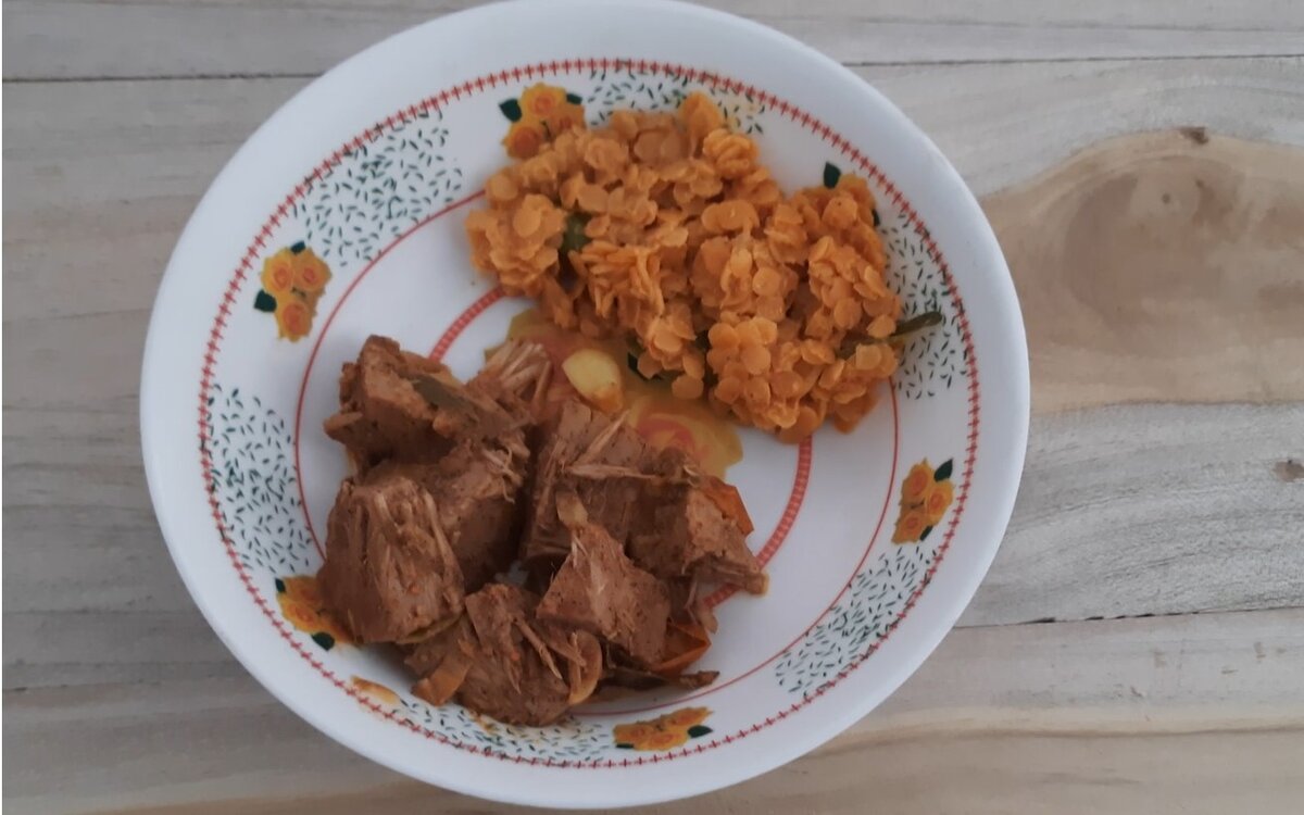 Ланкийское угощение: красная чечевица и соевое мясо в остром соусе карри