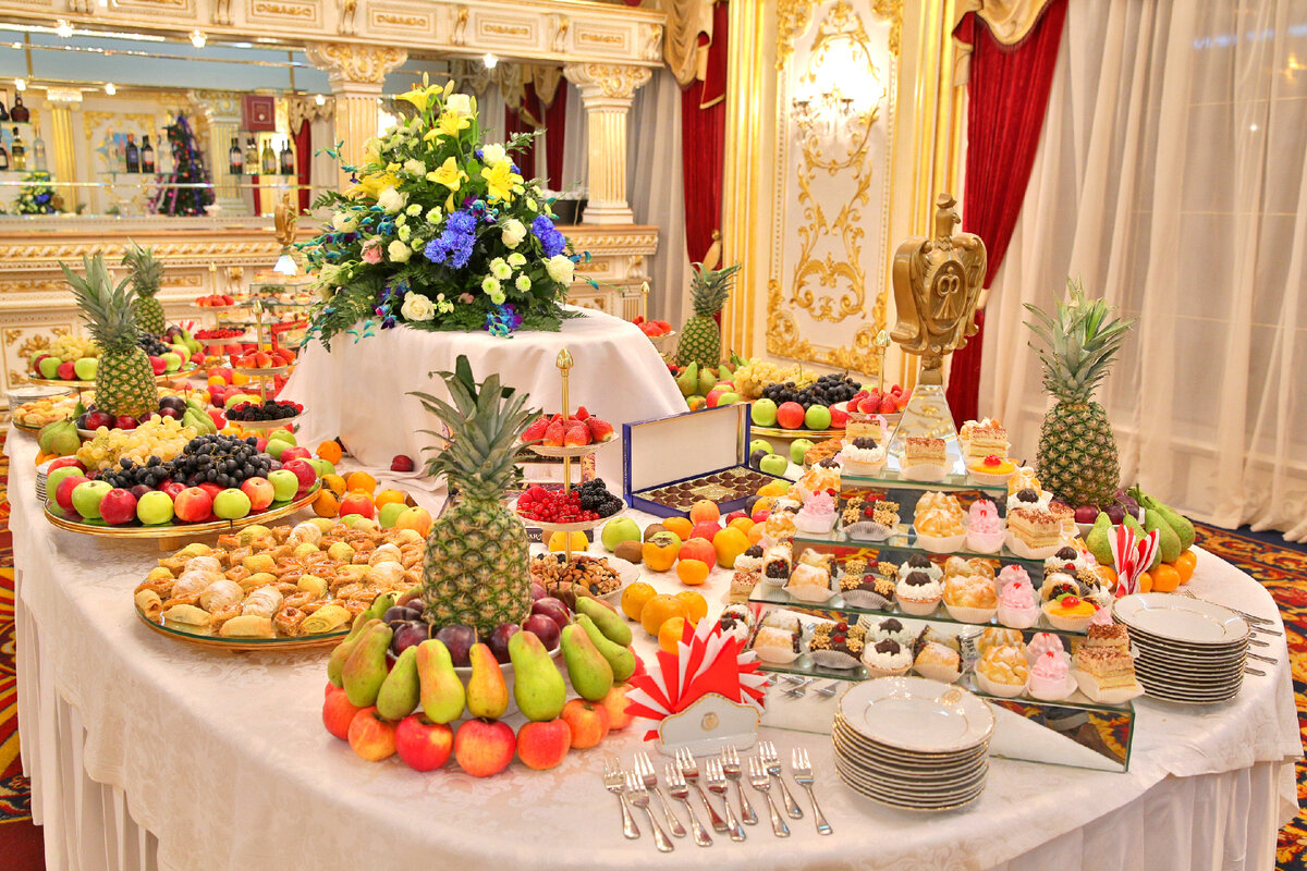 Королевский стол с едой
