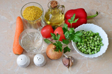 ШАГ 1:
Как сделать булгур с овощами на сковороде? Подготовьте для этого необходимые ингредиенты. Состав овощей может быть самым разнообразным. Что-то можно заменить или изменить в пропорциях. Ориентируйтесь по своему вкусу. Зеленый горошек можно использовать замороженный.