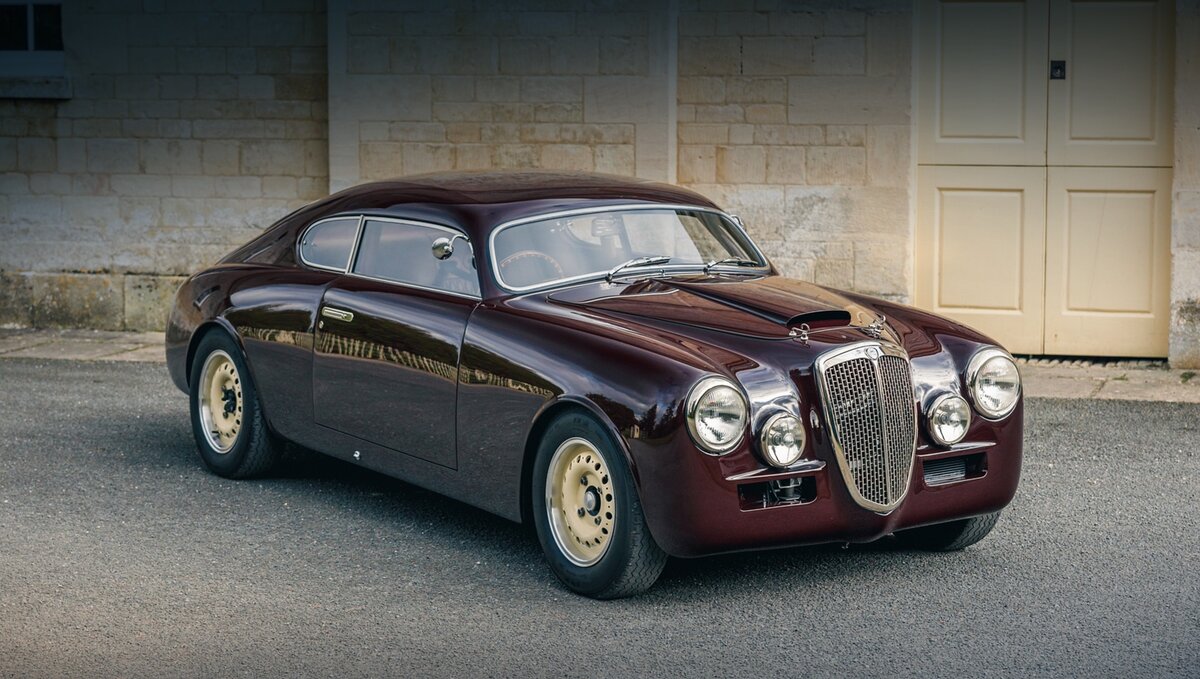 Не многие смогут сказать, что автомобиль на фотографиях некрасивый. Отчасти это заслуга мастерской, которая обновила пропорции двухдверки, срезав часть оригинальной крыши. То же самое проделал гонщик Джованни Бракко со своим боевым купе в начале 50-х в угоду аэродинамики.