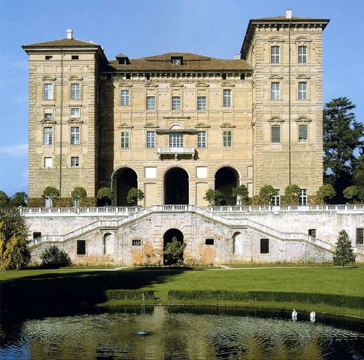 Фото из открытых источников. Замок Алье в окрестностях Турина. Италия.