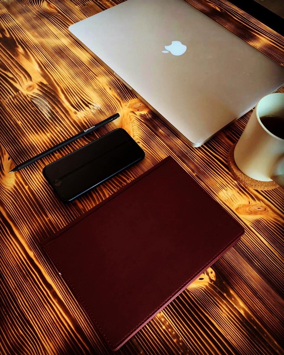 йМногие из нас управляют автомобилями и другими транспортными средствами, но не многое знают, что за нарушение ПДД предусмотрена не только административная, но и уголовная ответственность. Давайте разберем за какие правонарушения предусмотрена уголовная ответственность и что грозит водителю.

Итак самое распространенное на мой взгляд, это статья 264.1 УК РФ, а именно Управление транспортным средством в состоянии опьянения лицом, подвергнутым административному наказанию или имеющим судимость.
Итак, если вас повторно поймали в состоянии опьянения, вам может грозить штраф от 200 до 300 тысяч рублей или в размере заработной платы или иного дохода осужденного за период от 1 до 2 лет с лишением права занимать определенные должности или заниматься определенной деятельностью на срок до 3 лет, либо принудительными работами на срок до 2-х лет с лишением права занимать определенные должности или заниматься определенной деятельностью на срок до трех лет, либо лишением свободы на срок до двух лет с лишением права занимать определенные должности или заниматься определенной деятельностью на срок до 3 лет. У этой статьи есть часть 2, которая предусматривает более тяжелое наказание в случае привлечения водителя ранее к уголовной ответственности по части 1 или по ч.2,4,6 статьи 264 УК РФ. 1 или по ч.2,4,6 статьи 264 УК РФ.

Как раз перейдем к статье 264 УК РФ «Нарушение правил дорожного движения и эксплуатации транспортных средств».
Тяжесть наказания зависит от квалифицирующего признака, такого как наличие алкогольного опьянения, оставления места совершения, смерть потерпевшего, и их количество.
За нарушение лицом, управляющим автомобилем, трамваем либо другим механическим транспортным средством, правил дорожного движения или эксплуатации транспортных средств, повлекшее по неосторожности причинение тяжкого вреда здоровью человека и смерт в зависимости от квалификации, наказывается ограничением свободы на срок до 3-х лет, принудительными работами на срок от 3-х до 5-ти лет с лишением права занимать определенные должности или заниматься определенной деятельностью на срок до 3-х лет или без такового, арестом на срок до 6-ти месяцев, либо лишением свободы на срок от 2-х до 15-ти лет.

Менее распространенная, но все же имеющая место быть статья 350 УК РФ, нарушения правил вождения или эксплуатации машин. 
По данной статье, в случае нарушения правил вождения или эксплуатации боевой, специальной или транспортной машины, повлекшее по неосторожности причинение тяжкого вреда здоровья человека или его смерт, наказывается арестом на срок от 4-х до 6-ти месяцев, либо содержание в дисциплинарной воинской части на срок до в-х лет, либо лишением свободы на срок от 2-х до 5-ти лет с лишением права занимать определенные должности или заниматься определенной деятельностью на срок до 3-лет или без такового. Наказание избирается в зависимости от квалификации.

Ну и новая статья 264.2, Нарушение правил дорожного движения лицом, подвергнутым административному наказанию и лишенным права управления транспортными средствами.
Итак если вы превысили скорость более чем на 60 км/ч, либо выехали на встречную полосу или встречные трамвайные пути, а до этого уже привлекались повторно за превышение скорости на 60 км/ч или повторно ездили по встречной полосе, то вас могут наказать штрафом в размере от 200 до 300 тысяч рублей или в размере заработной платы или иного дохода осужденного за период от 1 года до 2- лет с лишением права занимать определенные должности или заниматься определенной деятельностью на срок до 3-х лет, либо обязательными работами на срок до 480 часов, либо принудительными работами на срок до 2-х лет, либо лишением свободы на срок до двух лет.
В случае повторного осуждения по настоящей статье, вас могут наказать уже штрафом от 300 до 500 тысяч рублей, либо доходом от 2 до 3-х лет с лишением прав до 6-ти лет, исправительными работами на срок до 2-лет, ограничением на срок до 3-лет, принудительными работами на срок до 3-х лет, либо лишением статьи на срок до 5 лет.

Мы настоятельно рекомендуем не нарушать правила дорожного движения, ведь каждое правило основано на чьей-то смерти или серьезном вреде здоровью. Не повторяйте чужих ошибок.