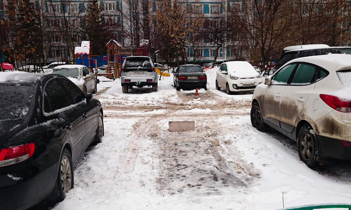 Оборудовать парковочное место. Парковочное место во дворе. Парковочное место. Свое парковочное место во дворе. Кот на парковке.