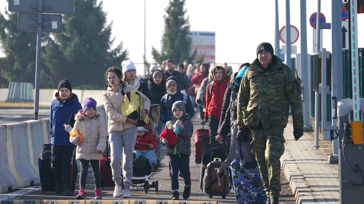 Польская сторона даёт украинцам статус беженца на 6 месяцев. Он не позволяет работать, но гарантирует социальную помощь. Открытый источник.