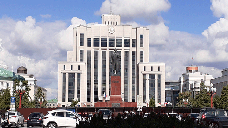 Дом Правительства на площади Свободы. Фото автора.