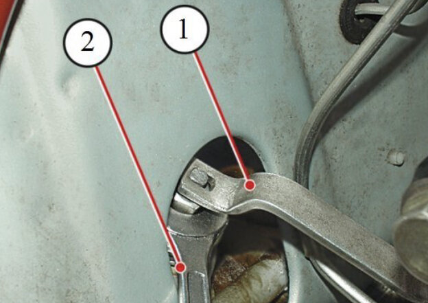 Если вы работаете на подъемнике, то эту операцию выполняйте на автомобиле стоящем на земле!