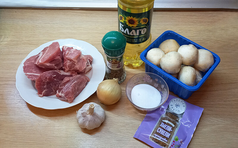 Необходимые продукты для приготовления жареной свинины с грибами.