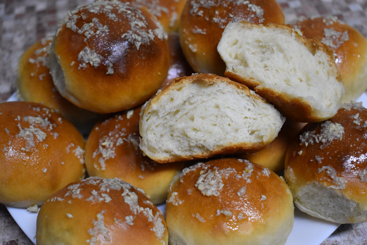 ПАМПУШКИ С ЧЕСНОКОМ. Готовить будем пампушки с чесноком.И добавлять будем один ингредиент,для того чтобы они долго не черствели.Таким способом я обычно готовлю летом.