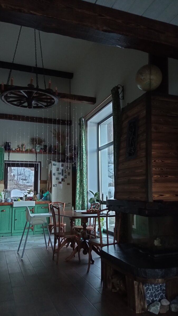 
Благодаря 5-метровому высокому потолку и большому 3-метровому окну в сравнительно небольшой кухне-гостиной возникает ощущение простора.
