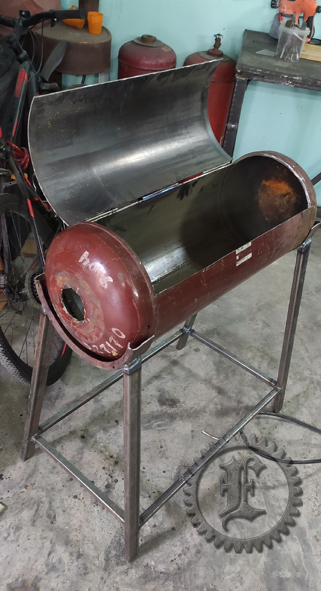 Основа мангала из пропанового баллона на стойке.