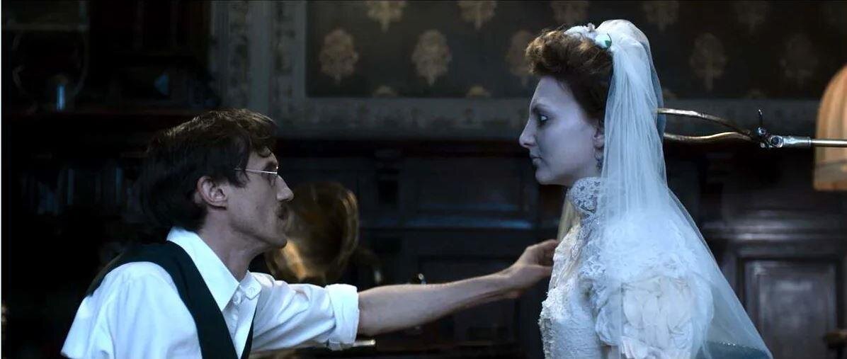 Кадр из фильма ужасов "Невеста" 2017 год. Фотограф делает снимки умершей девушки в образе невесты.