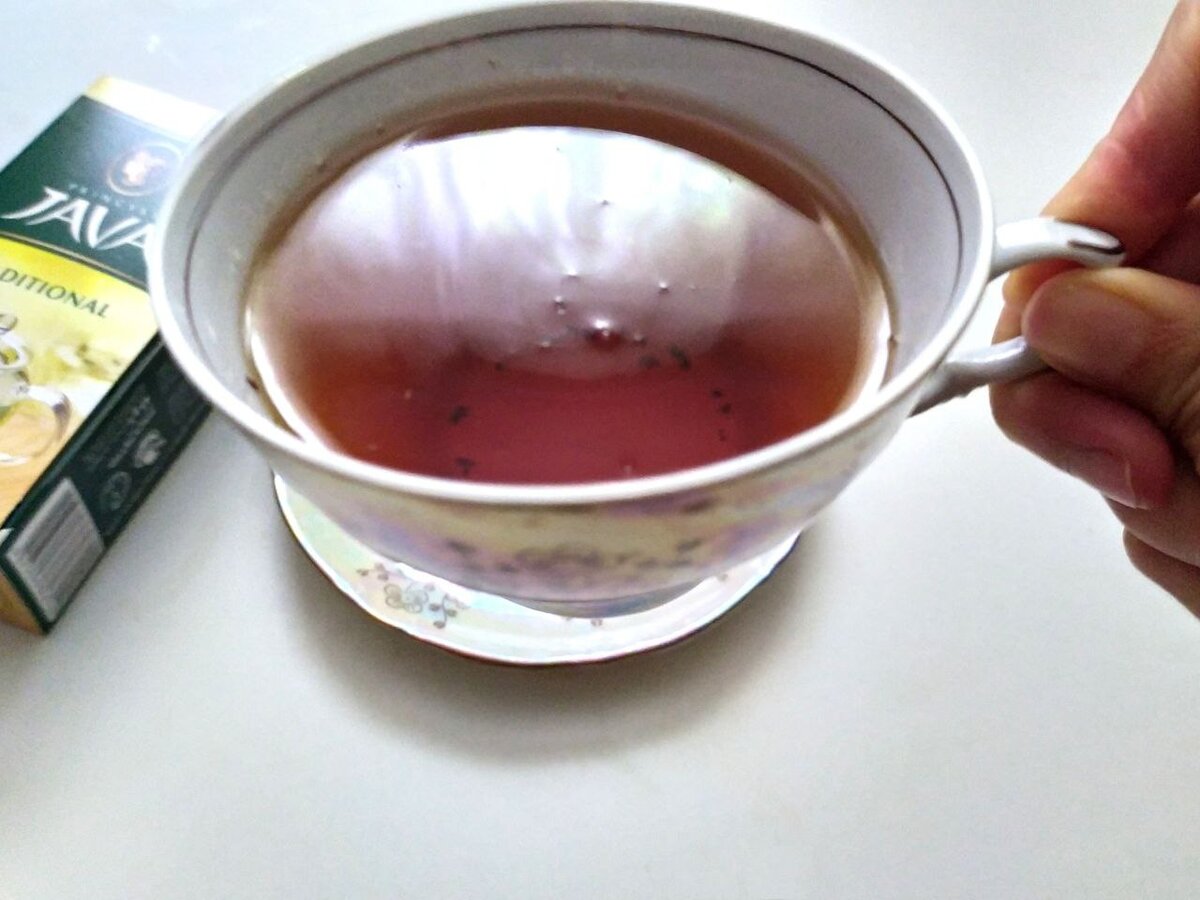 Народные приметы связанные с чаепитием. Пролить чай примета. Разлить чай примета. Пролить чай примета. Опрокинутая чашка с чаем.