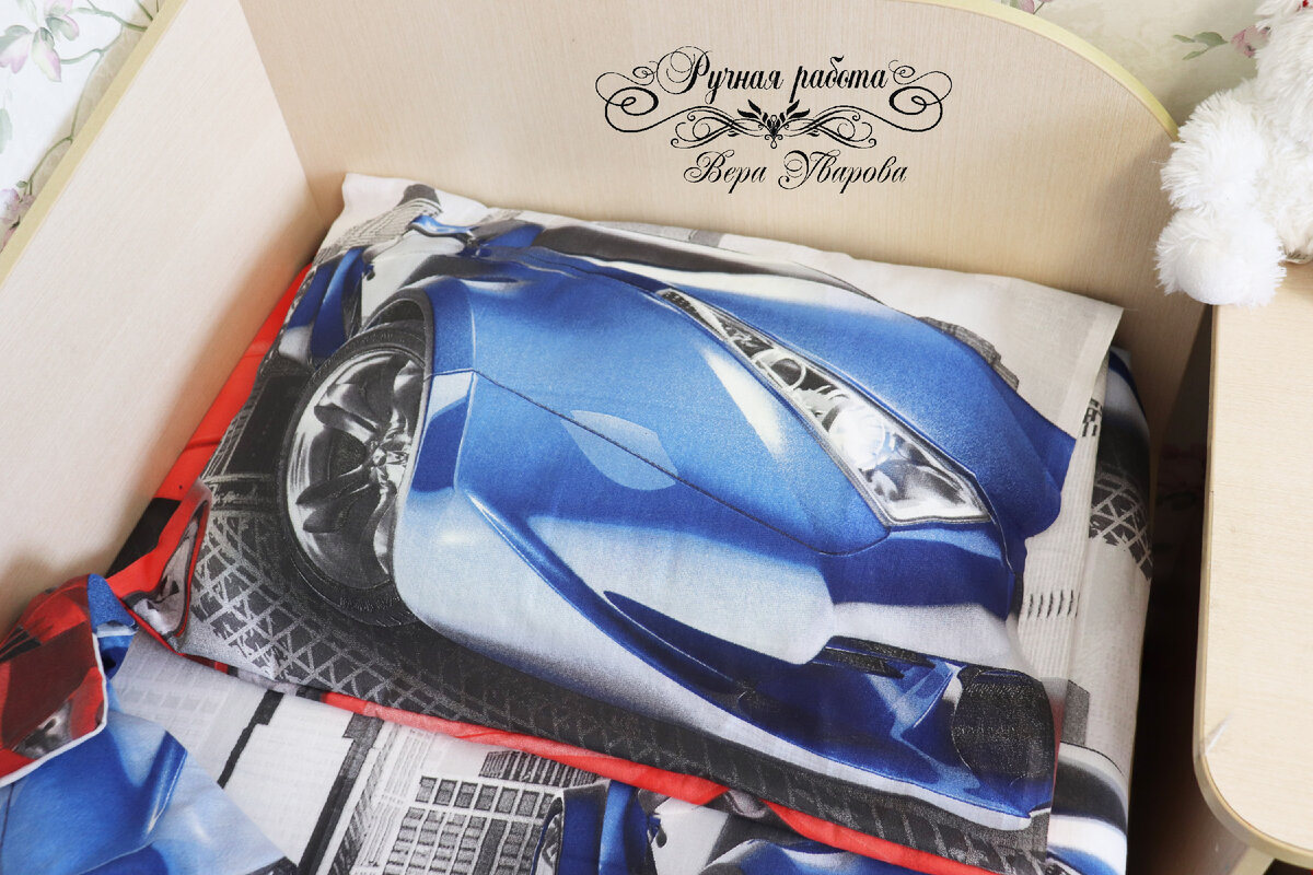 Подушка. С одной стороны синяя машина.