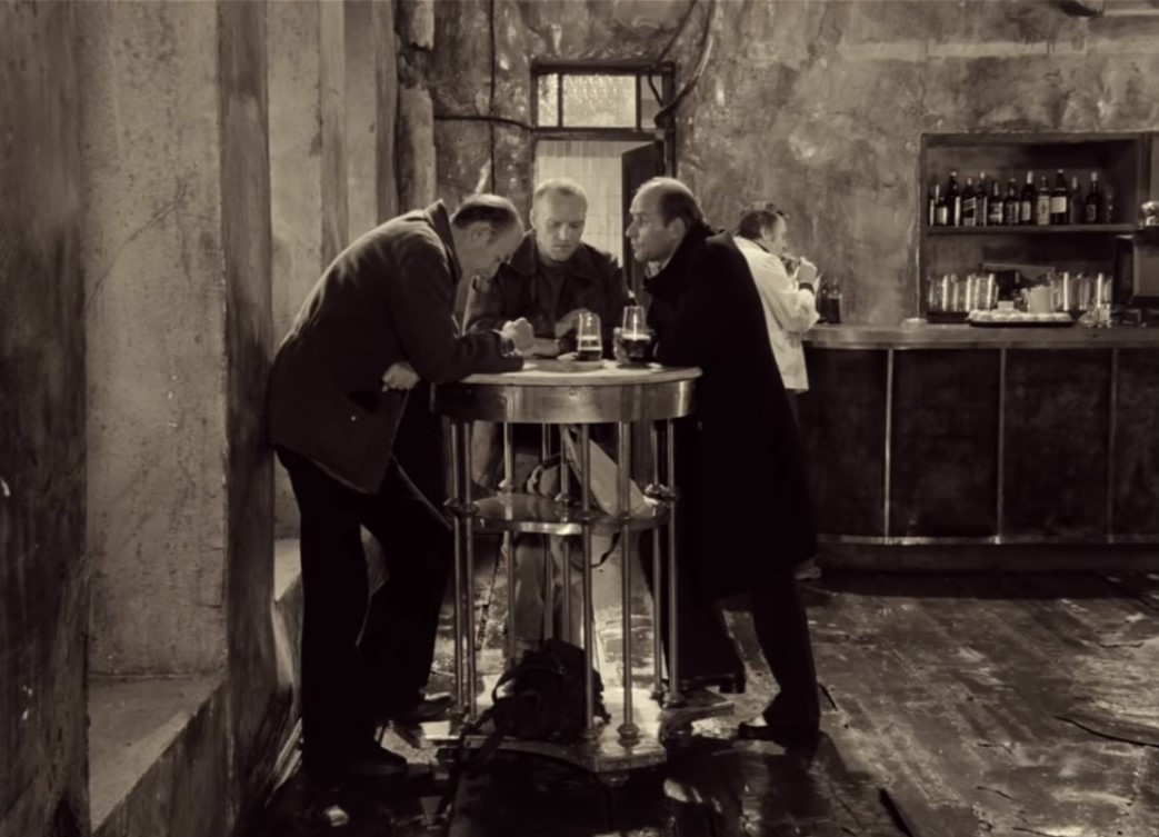 Если не ошибаюсь, это кадр с отреставрированной версии. На экране видна потрясающая операторская работа: множество оттенков, игра света, каждый блик...