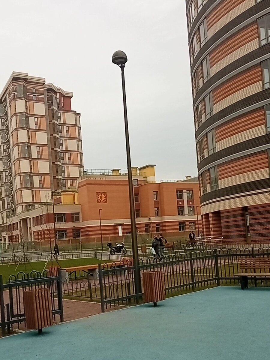 Вид на школу с детской площадки