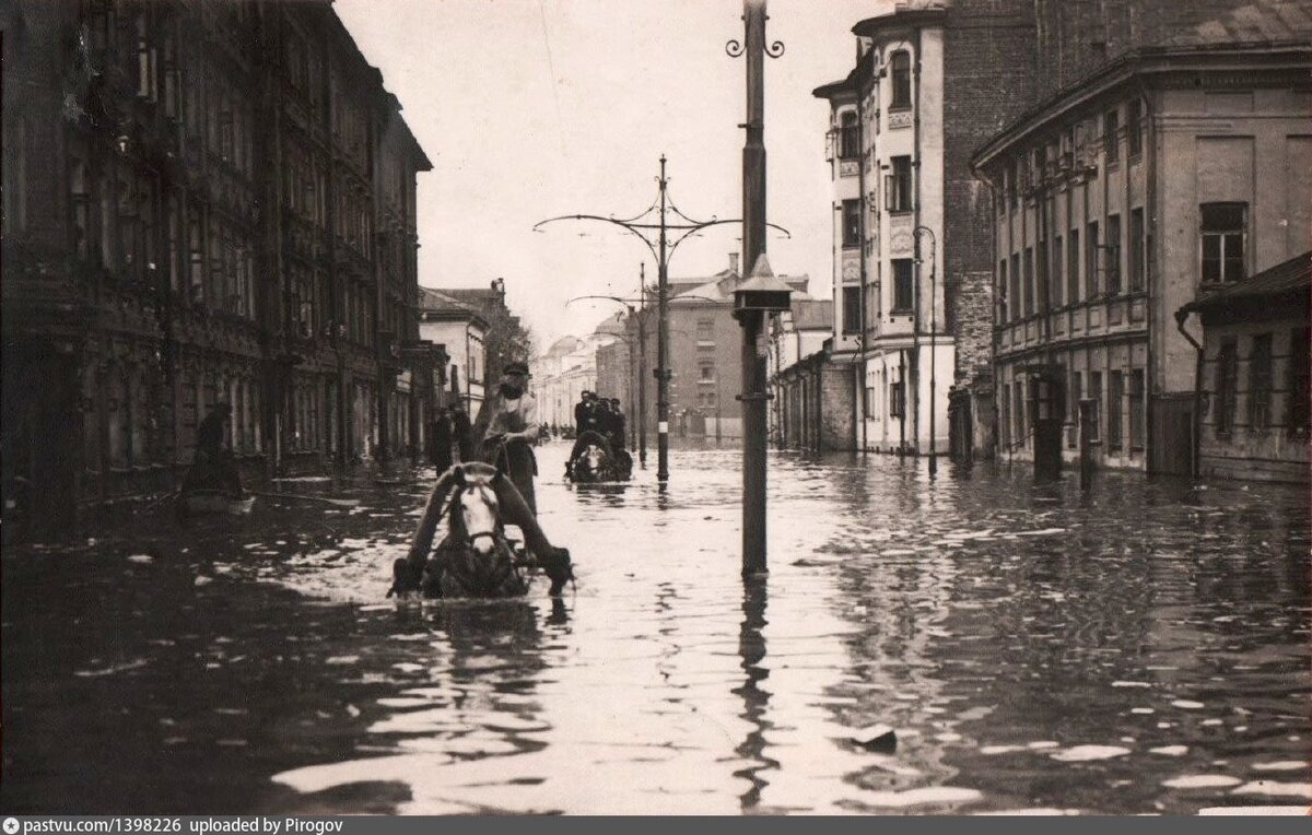 Садовническая улица во время наводнения в апреле 1926 года. С сайта www.pastvu.com.