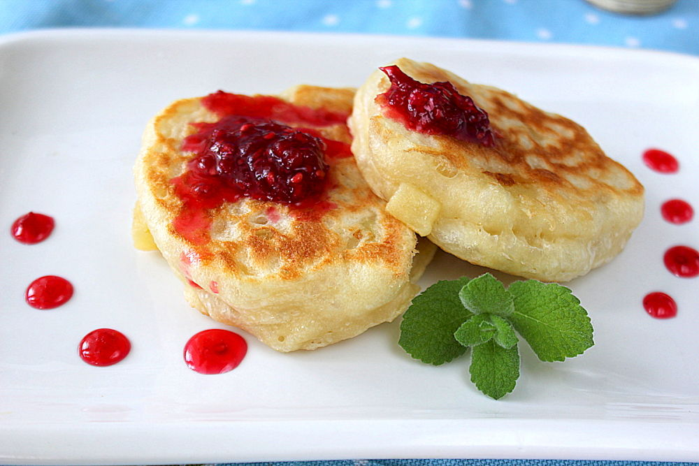 Пышные оладьи на молоке с дрожжами: рецепт - Лайфхакер