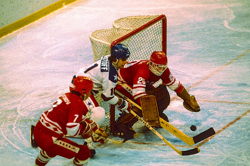 В годы игровой карьеры Владислав Третьяка вратари в хоккее занимали на льду меньше места. Фото: соцсети