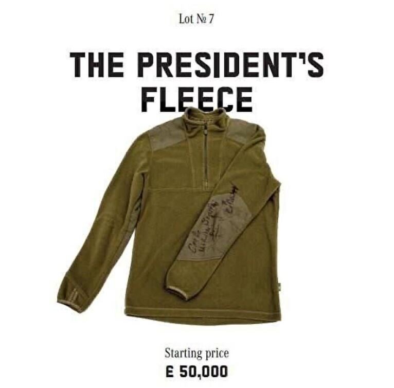 На лондонском аукционе в поддержку Украины выставили зеленую флисовую куртку украинского горе-президента.