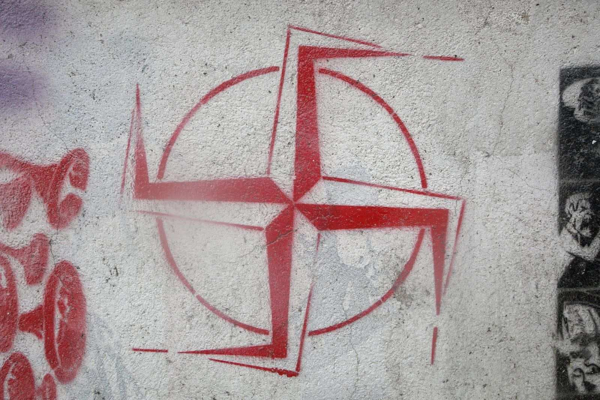 Карикатура на эмблему НАТО