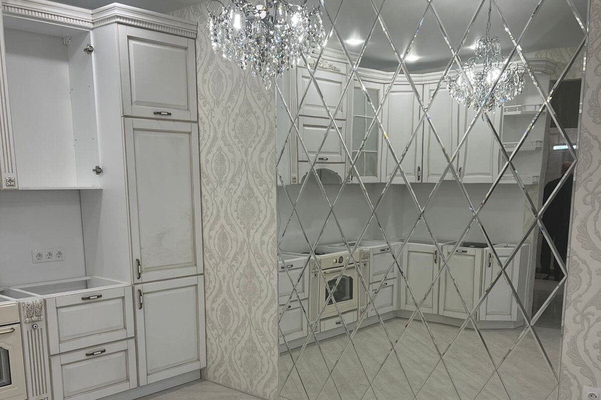 Один из наиболее сложных материалов при резке – это плитка. Ещё сложнее, если это зеркальная плитка.