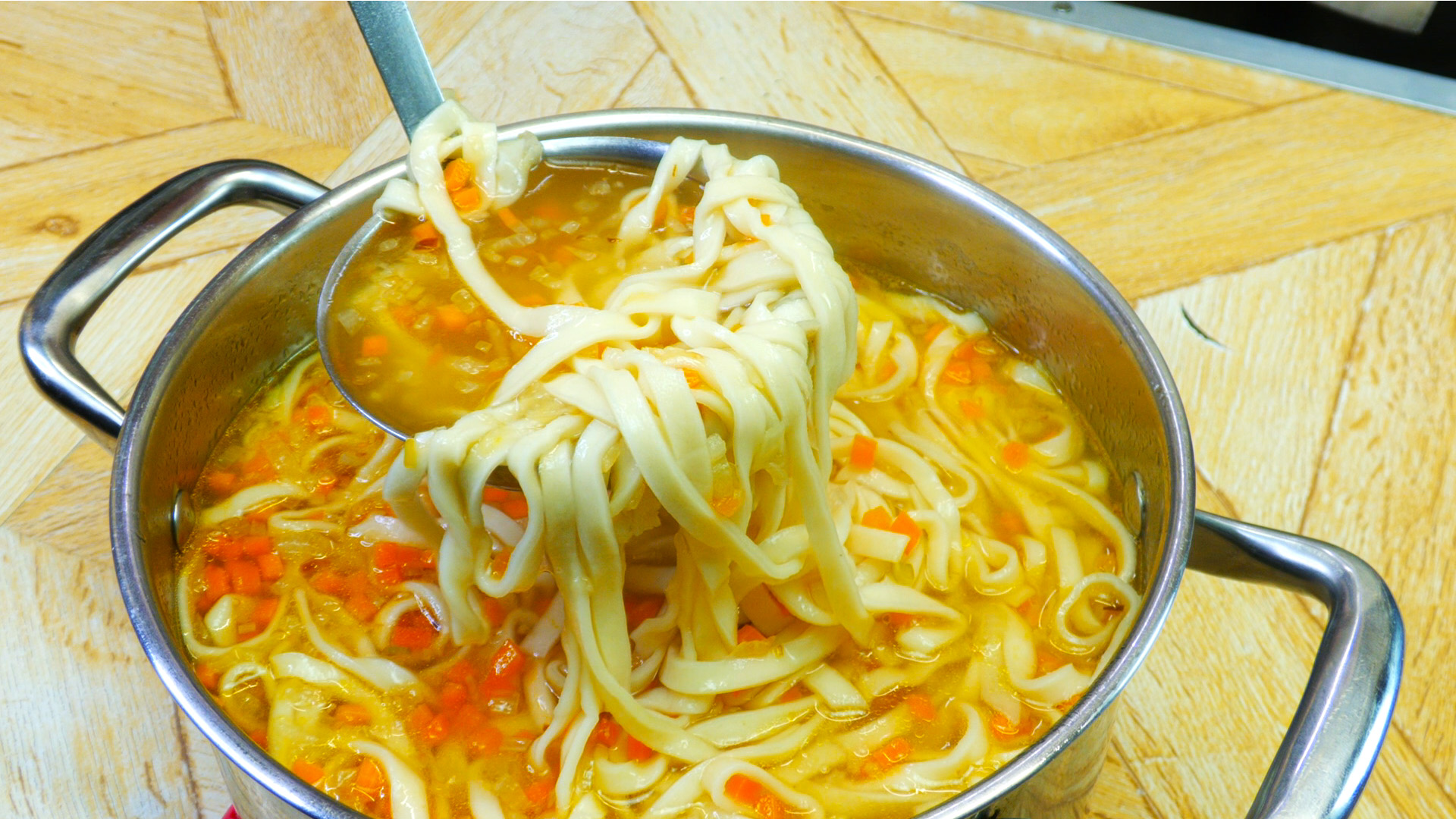Как приготовить куриный суп с домашней лапшой