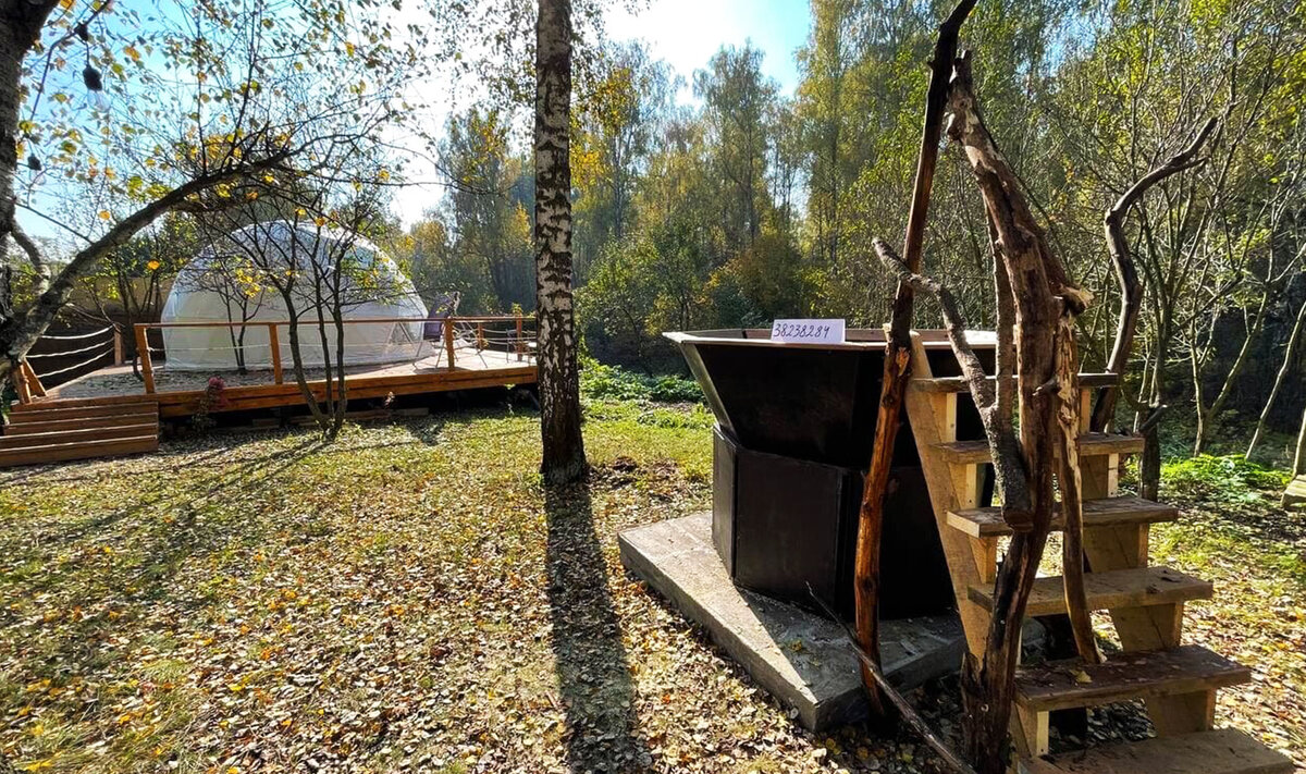 Глэмпинг NaZare сделан в лучших традициях мудборда из Pinterest.