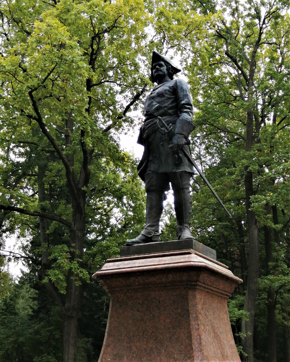 Памятник основателю и творцу Петергофа Петру I в Нижнем парке установлен в 1884 году.  Скульптор М. Антокольский.  Находится на пересечении Марлинской и Монплезирской аллей. Выполнен в бронзе, стоит на гранитном постаменте весом 16 тонн. С высоты постамента фигура Петра I выглядит еще более величественно и целеустремленно. Идея создания парка, замыслы каскадов и фонтанов принадлежат Петру I и объединены темой прославления побед и процветания Российского государства.