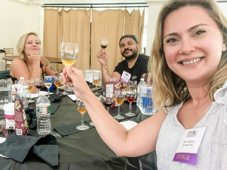 Фото процитировано из https://vinogal.com/new-blog-1/2020/8/24/i-was-a-wine-judge-for-the-2020-amateur-winemaking-competition-held-by-winemaker-magazine