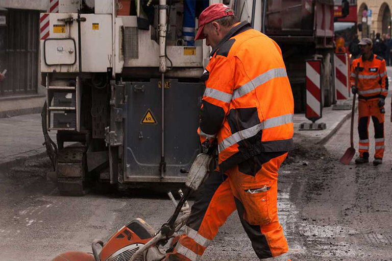 Со временем оранжевый цвет приобрели не только куртки, но и инструменты.