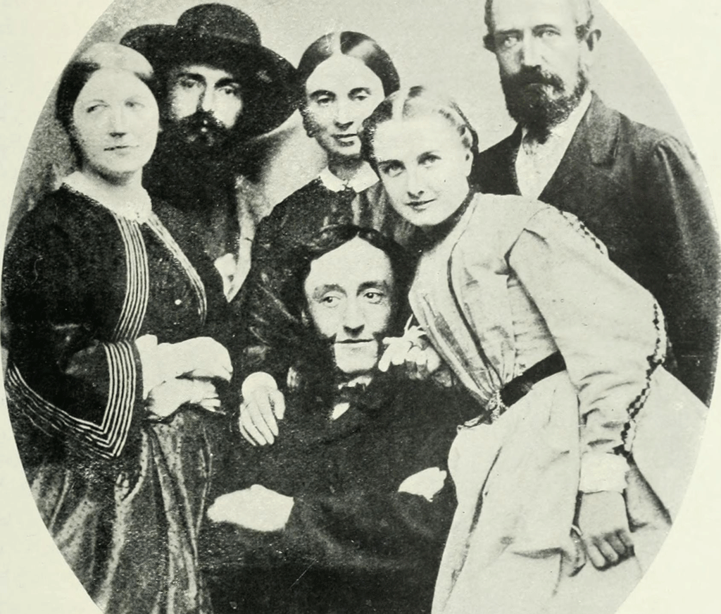 Семья драматурга – мать (слева), отец (справа) и будущий отчим (в центре) flickr.com/internetarchivebookimages