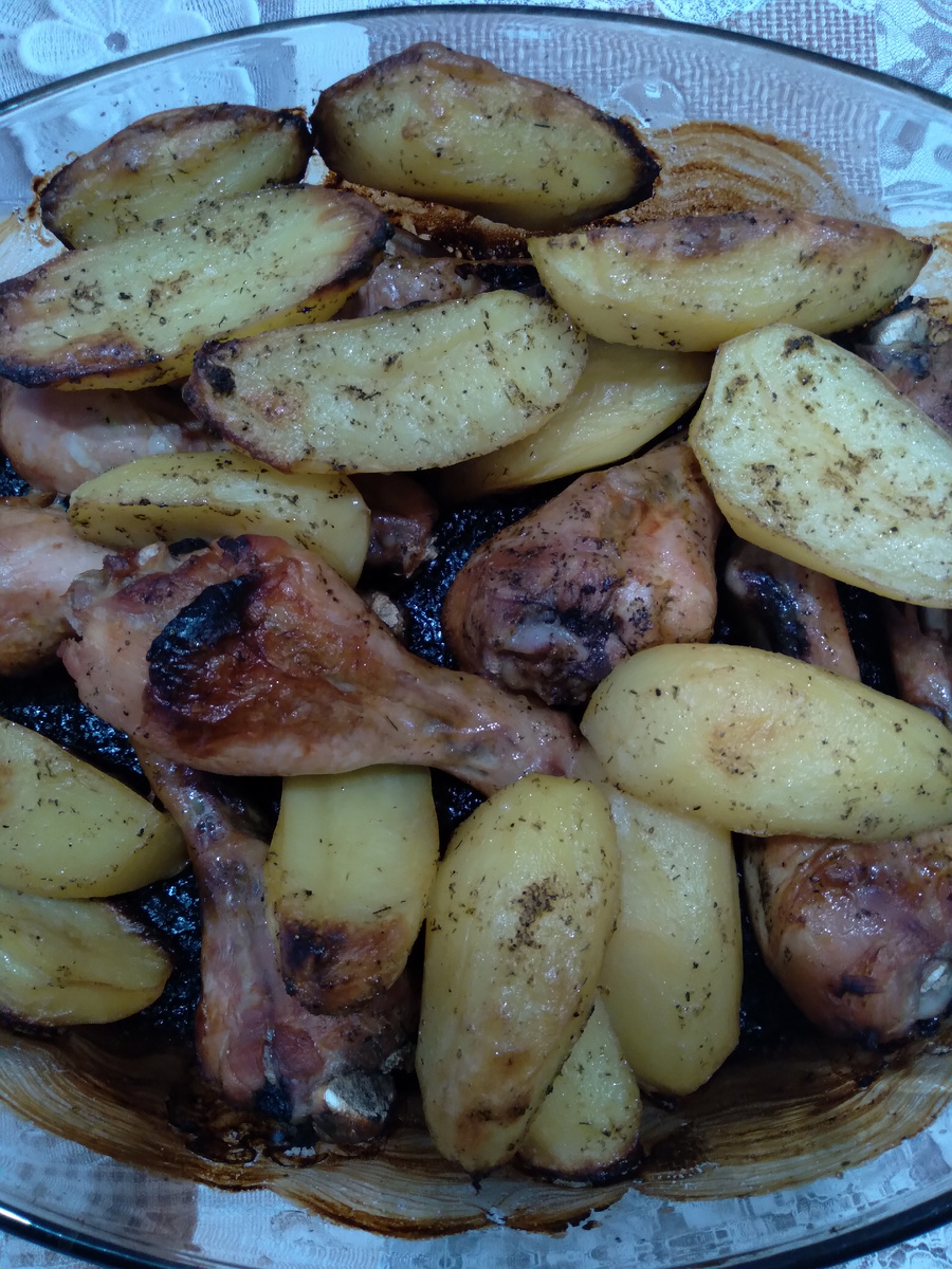 Запечёный картофель и куриные голени.