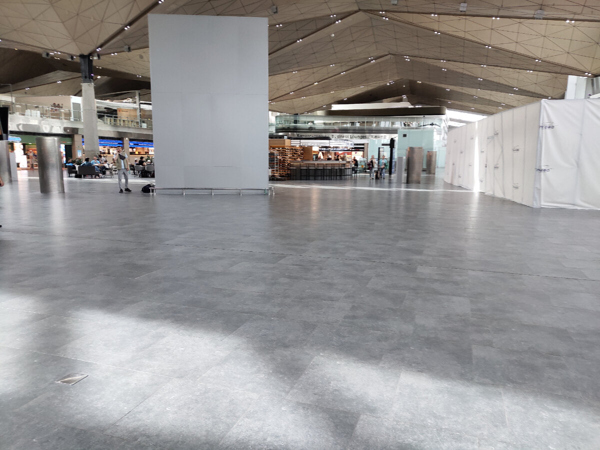 Многие заведения просто закрылись. Сначала пандемия, теперь ещё блокада РФ...