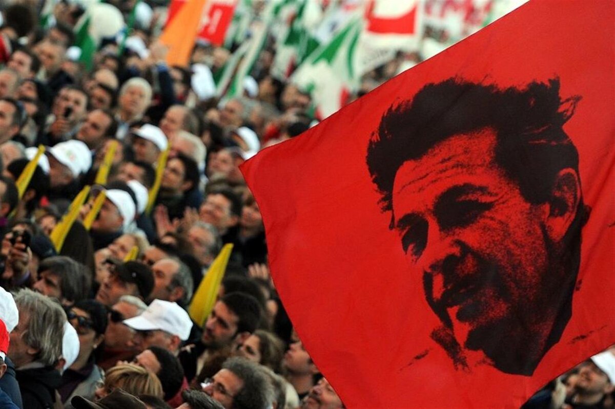 Митинг современных итальянских коммунистов. На красном знамени - Энрико Берлингуэр, сын того самого Марто Берлингуэра, итальянца каталонского происхождения, политика, юриста... и высокопоставленного массона (был Великим мастером (33-й масон шотландского обряда) регулярной ложи Сассари, входящей в состав Великого Востока Италии)