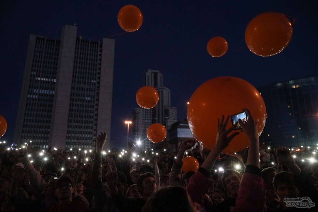 Невидимые тут зеркала, очень заметные фонарики и  кочующие шары...