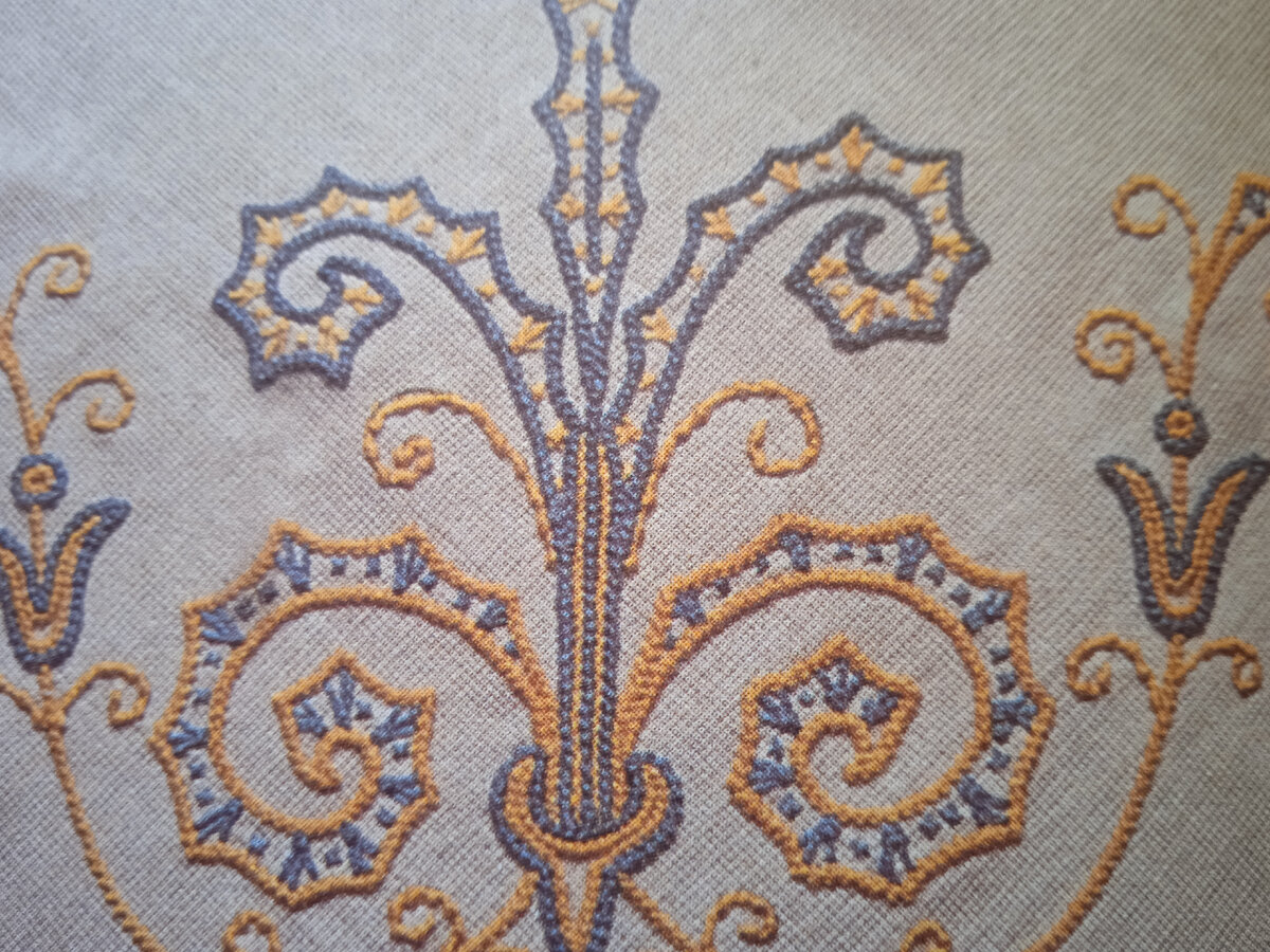 Название "Палестинский шов"происходит от одноименного городка в области Лацио(одна из центральных областей Италии),в котором была основана школа вышивания, откуда этот шов распространился по всему миру.