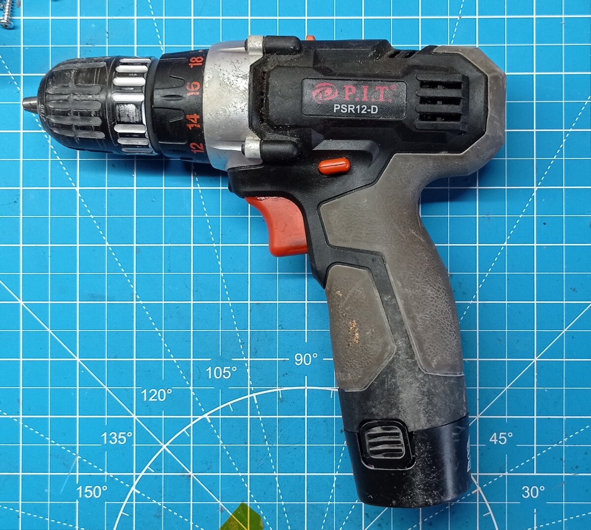 Недорогой, но вполне рабочий инструмент. Но запасную батарею к нему не найти.