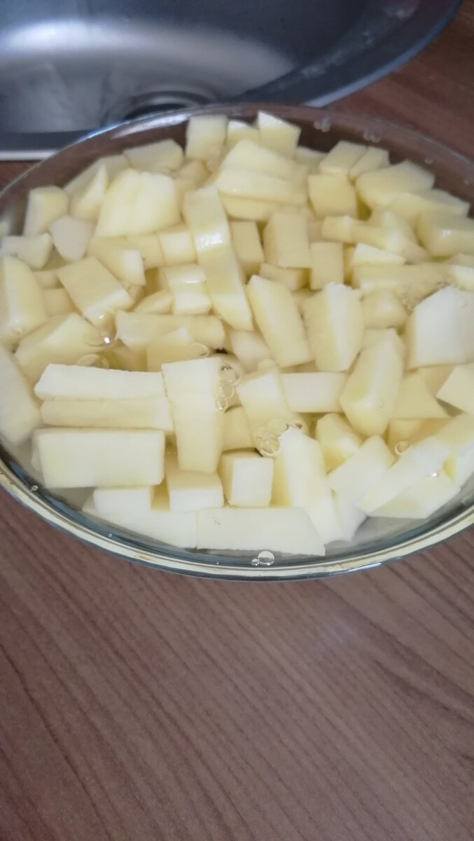 Нарезаю картофель, промываю