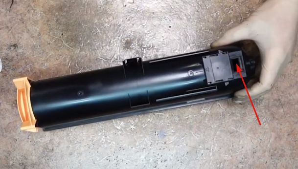 Стрелкой указано открытое выходное отверстие.