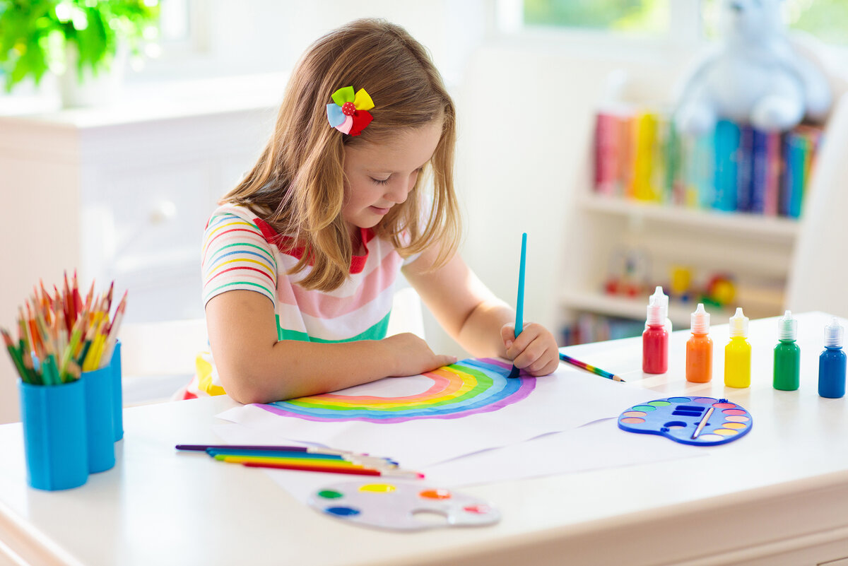 Дети рисуют руками красками за столом