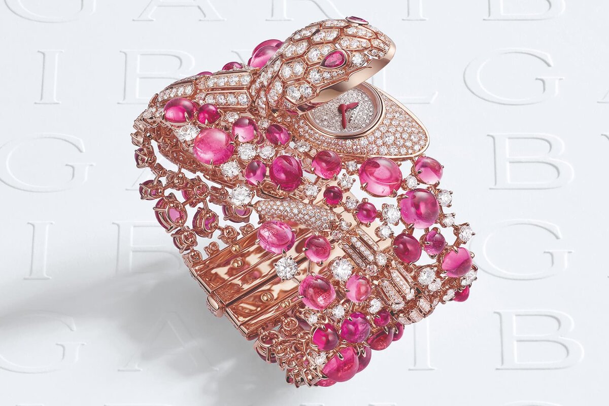 ���� Bulgari  Serpenti Misteriosi Riviera. ��� ����� ������-������� ���� � ���������, ���������� ����������� ���������� ����� ����� 95 �����, ������� ������� � ������������ ������������� �������, ���������� � ��������� ������ � ���������� ���, � ����� � ������ ��������� ������ ��� ����������� �����. 