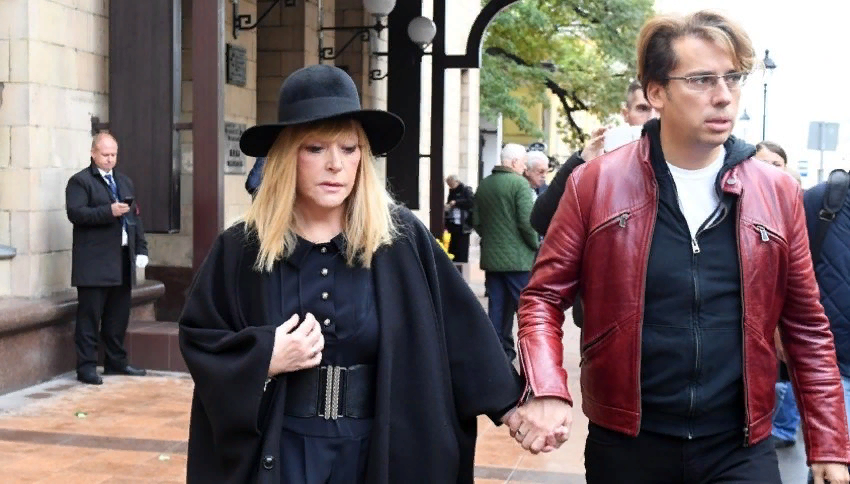 Народная артистка А.Пугачева и звезда первого канала телевидения М. Галкин, покинувшие Россию в 2022 году