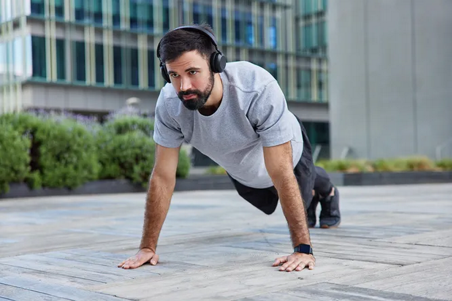     Три самых сложных варианта планки, прокачивающих все тело