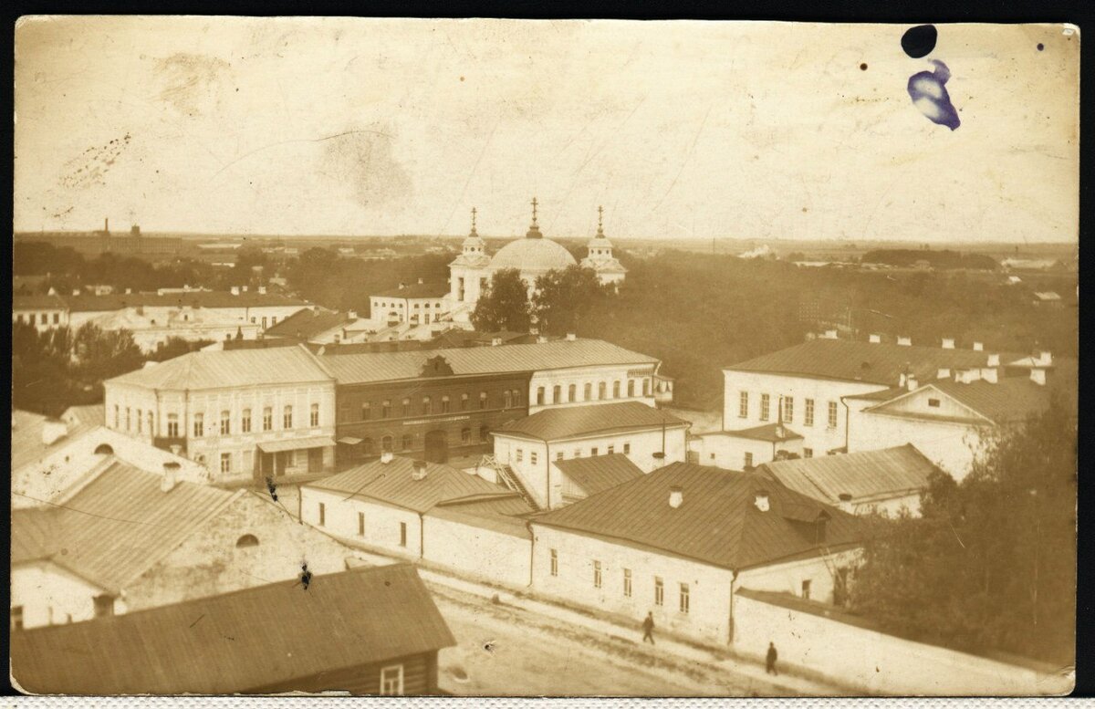 Вышний Волочёк. Петропавловский храм. Вид с пожарной каланчи на Городской сад и купола храма. Фото нач. XX в.