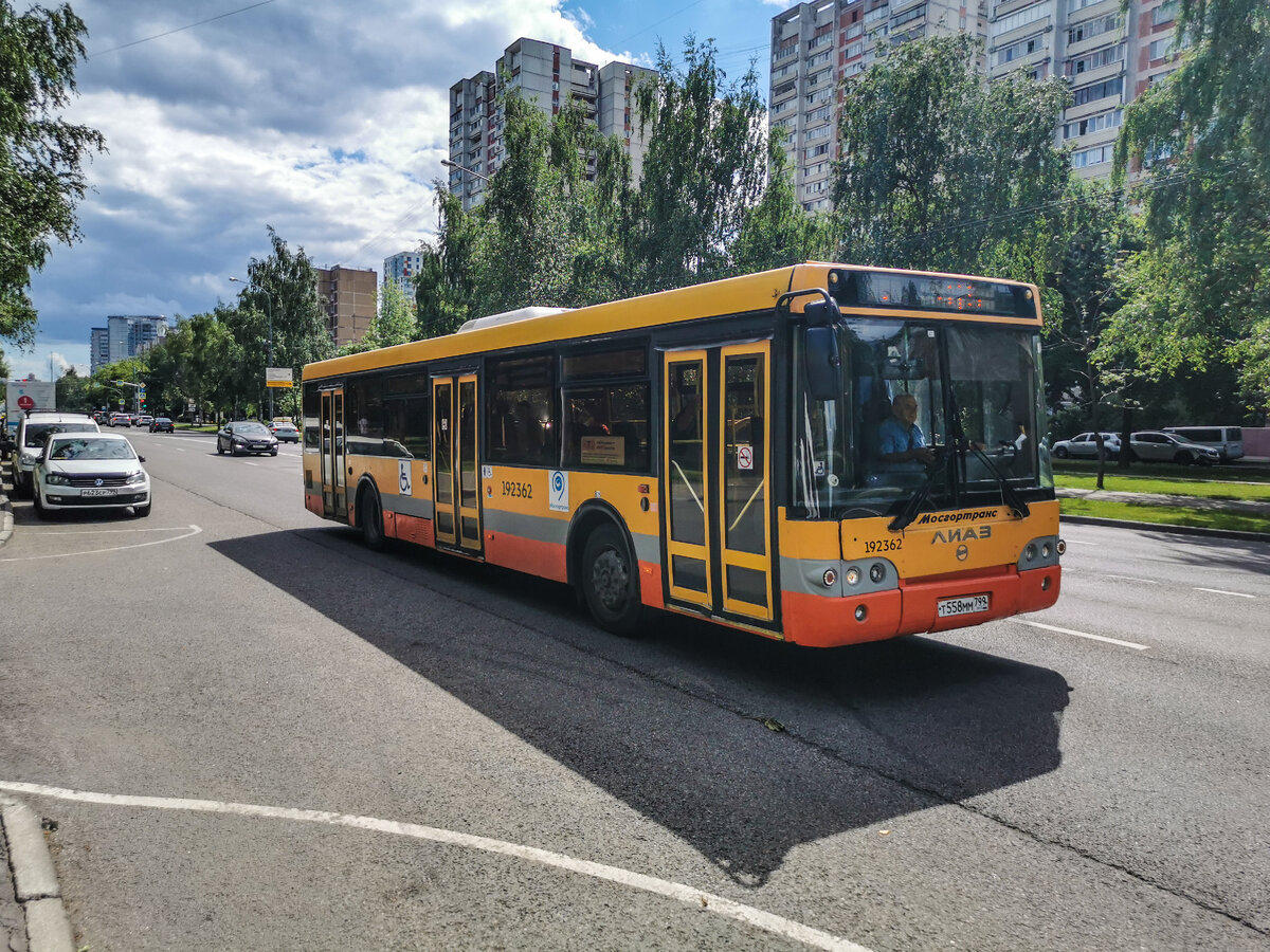 Автобус ЛиАЗ-5292 в Северном Тушино на улице Свободы. Маршрут № Т. 15 июля 2022 года.