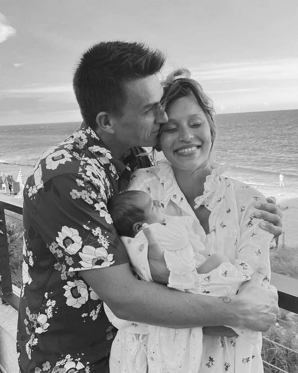    Влад Топалов и Регина Тодоренко с сыномСоцсети