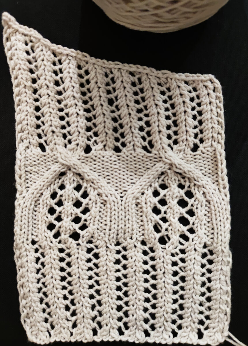 Усреднённый размер "венецианских окошек" на образце + тренировочный скос горловины вверху