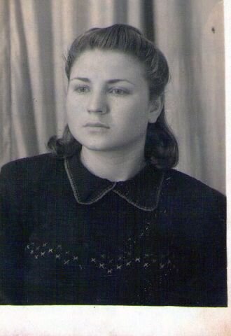 Студентка педагогического техникума Роза. Она прислала это фото Саше в одном из писем. Фото из семейного архива.