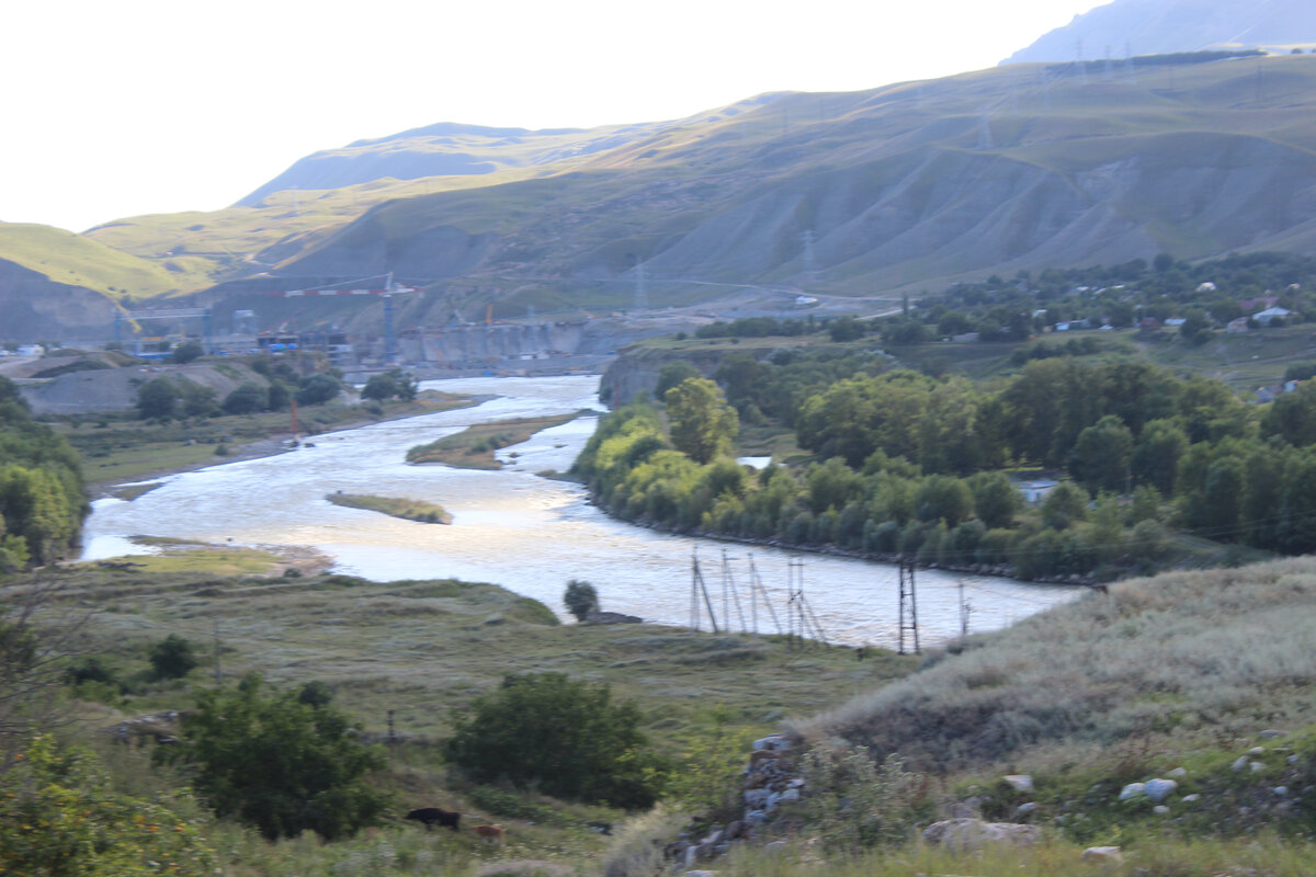 Кавказ. Из этих мест река Кубай течет на Кубань, меняя свое название. Из домашнего фотоальбома.