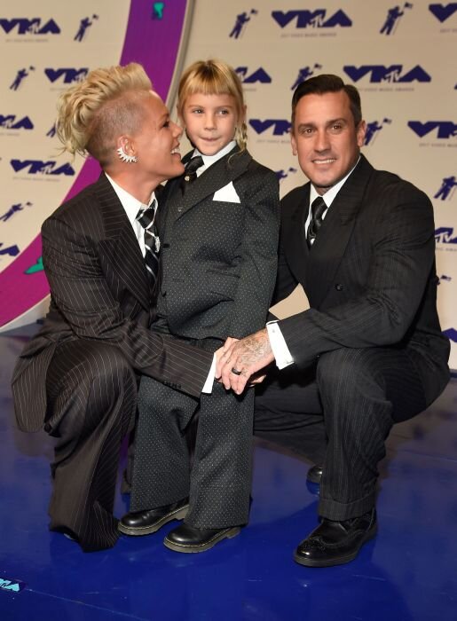    Пинк с мужем и дочерью